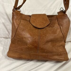 Vintage Y2K Medium Sized Brown leather Zip Top Flap Closure shoulder bag.